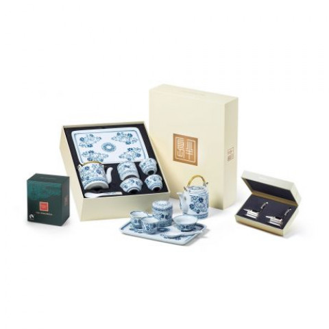The Peninsula Hong Kong Chinese Porcelain Tea Set, Chinese Junk Silver Plated Chopstick Rests and Assorted Tea Bags Gift Box