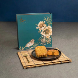 Deli Delight(Cathay Pacific Catering) Premium Traditional White Lotus Seed Paste with Double Egg Yolks Mooncake Gift Box 4 pieces
