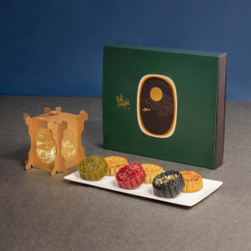 Deli Delight(Cathay Pacific Catering) Mini Mooncakes Gift Box 6 pieces Paper Art Lantern included